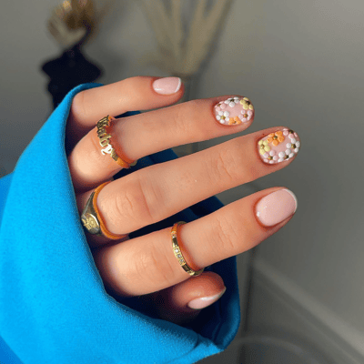 unghie pastello corte fiori